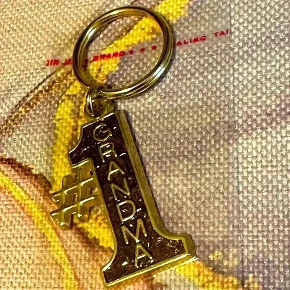 #1 Number One Grandma - Gold Key Chain - Picture 2 of 9